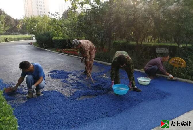 鋪塑膠跑道